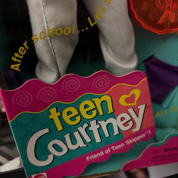 1996 TEEN COURTNEY ALL GROWN UP BARBIE DOLL - Picture 10 of 16